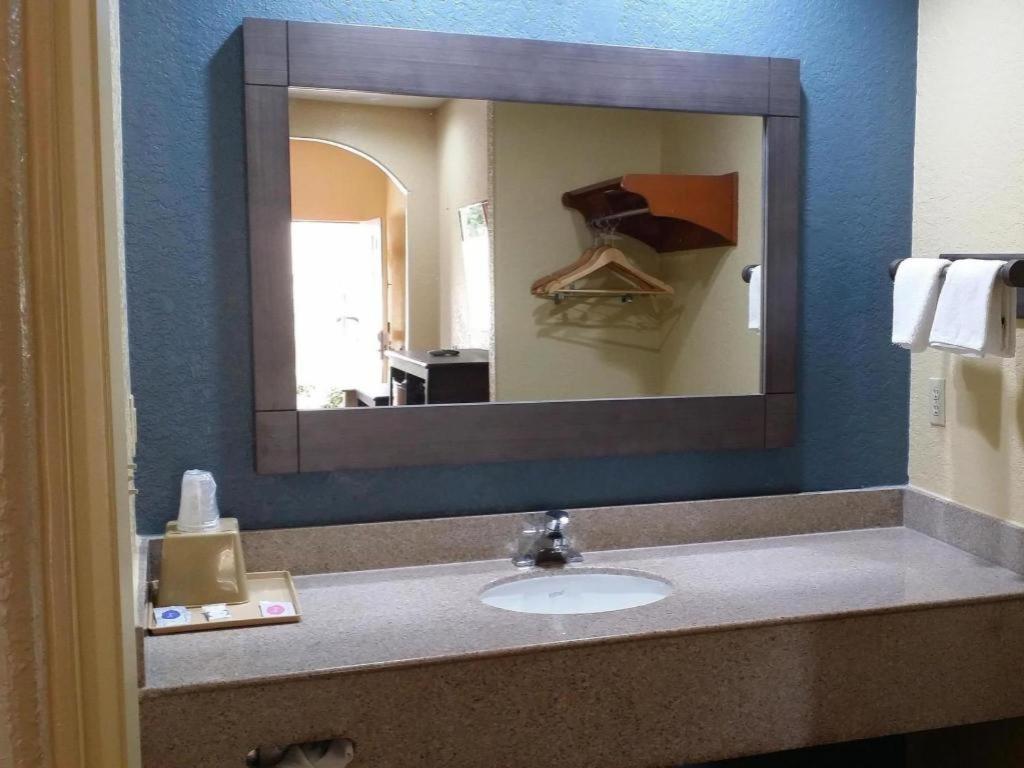 Americas Best Value Inn & Suites Northeast Houston Exteriör bild
