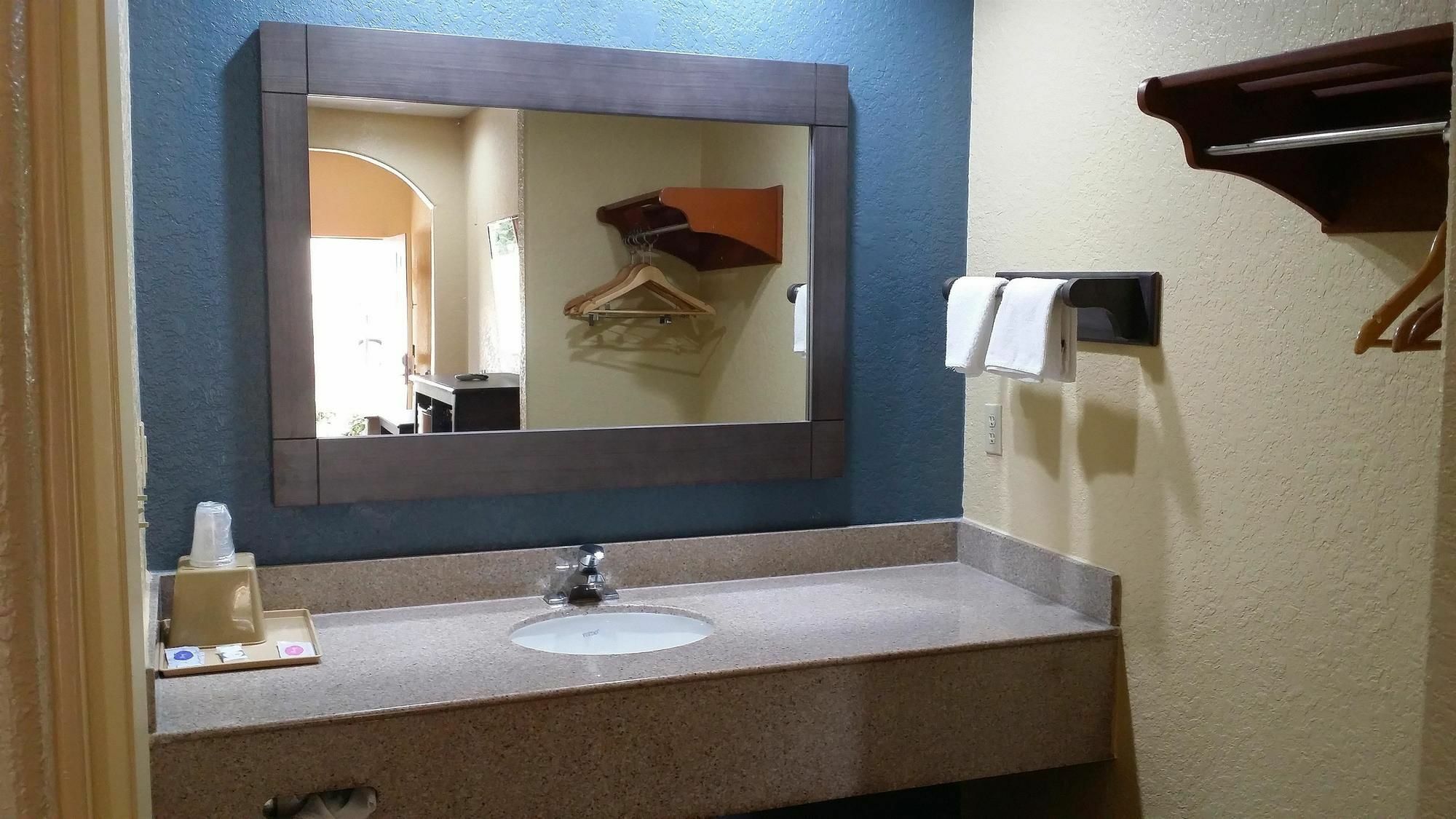 Americas Best Value Inn & Suites Northeast Houston Exteriör bild